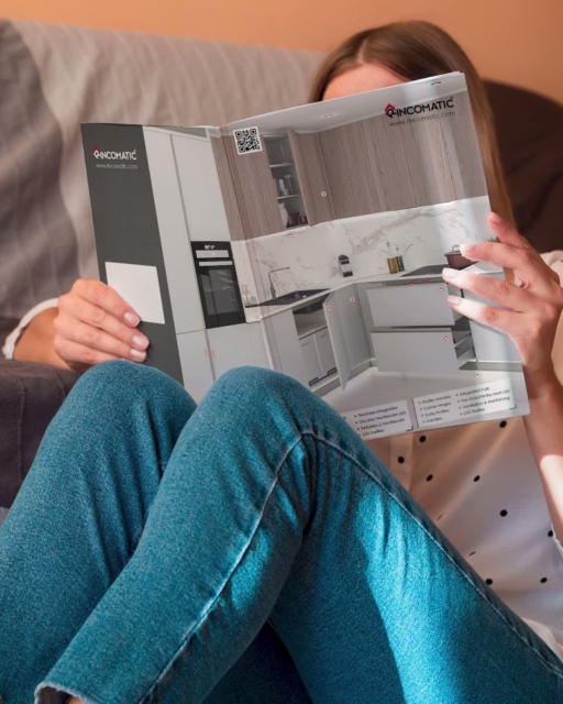 Te presentamos una nueva edición de nuestro catálogo.
En sus páginas descubrirás Rincomatic, un sistema de componentes para el mueble desarrollado para combinar, integrarse y aportar coherencia a cada proyecto. Tiradores, perfiles gola, sistemas de apertura de rincón y otros elementos diseñados bajo una misma filosofía, manteniendo una consistencia de color, materiales y acabados que permiten crear espacios limpios, contemporáneos y visualmente equilibrados.
A través de diferentes escenarios de cocina, armarios, aplicaciones comerciales y otros ambientes, encontrarás inspiración para desarrollar proyectos donde cada detalle suma y cada solución forma parte de un conjunto.
Porque cuando todo está pensado para trabajar en armonía, el resultado se percibe en el diseño, en la funcionalidad y en la experiencia de uso.
👉 Descarga el nuevo catálogo desde nuestra web y descubre cómo el sistema de componentes Rincomatic puede ayudarte a desarrollar proyectos con una identidad propia.

___________________

Introducing the new Rincomatic Catalogue.
Discover the latest edition of our catalog and explore Rincomatic—a integrated system of cabinets solutions designed to work together, integrate seamlessly, and bring consistency to every project.
From handles and Gola profile systems to corner opening solutions and other innovative products, every element is developed under the same design philosophy. The result is a consistent palette of colors, materials, and finishes that helps create clean, contemporary, and visually balanced spaces.
Throughout the catalog, you'll find inspiring kitchen designs, closet solutions, commercial applications, and a variety of environments that demonstrate how the Rincomatic system can be combined to achieve cohesive, functional, and elegant projects.
Because when every detail is designed to work in harmony, the difference is reflected in the design, the functionality, and the overall user experience.
👉 Download the new catalog from our website and discover how the Rincomatic system can help you create projects with a distinctive identity. 

#Rincomatic  #KitchenDesign #DiseñoDeCocinas  #MuebleDeCocina #Innovación #KitchenInspiration